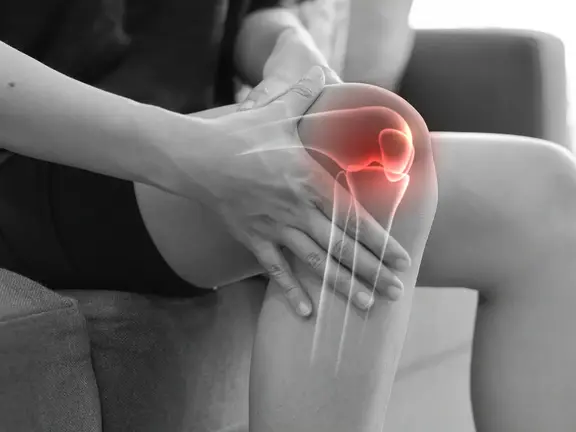 Ist Arthrose eine Entzündung? Was im Gelenk wirklich passiert Patient mit Knorpelschmerzen im Knie