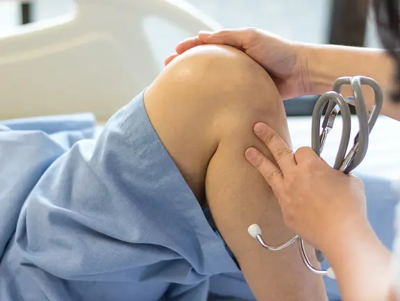 Knie wird von einem Arzt untersucht: welche diagnostischen Möglichkeiten gibt es bei Arthrose?