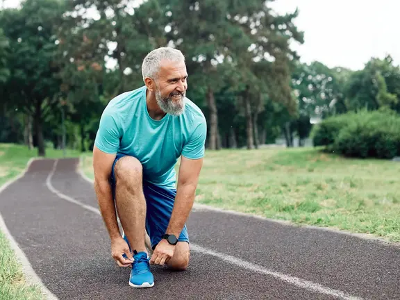 Älterer Herr führt schonende Gymnastikübungen durch, um die Gelenkfunktion bei Arthrose zu unterstützen.