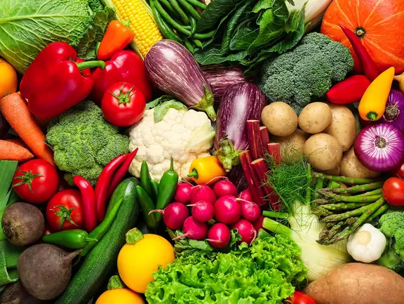 Verschiedene Gemüsesorten auf einem Tisch: ausgewogene Ernährung kann helfen, eine Arthrose vorzubeugen