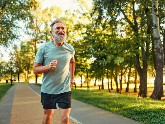 Mann beim Joggen: mit fortgeschrittener Arthrose oft nicht mehr möglich