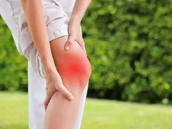 Ist Arthrose eine Entzündung? Was im Gelenk wirklich passiert Patient reibt sein schmerzendes Gelenk, das durch eine entzündliche Phase der Arthrose beeinträchtigt ist.