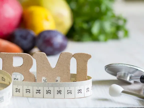 Ein Maßband zum Messen des BMI: Übergewicht begünstigt häufig die Entstehung einer Arthrose