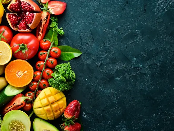 Warum gesunde und ausgewogene Ernährung gegen Arthrose helfen kann. Gesunde Ernährung mit viel Gemüse und ausreichend Mikronährstoffen hilft der Vorbeugung gegen Arthrose.