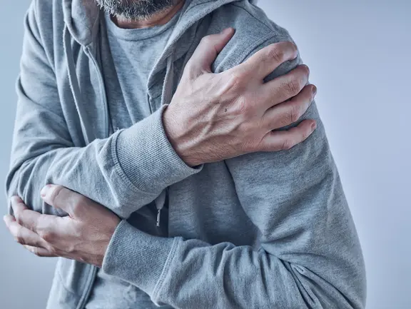 Gelenkschmerzen und Arthrose: Wann sollten Sie zum Arzt gehen? Patient leidet an Schmerzen in der Schulter: ein ärztlicher Rat ist bei akuten Gelenkschmerzen oft nötig.